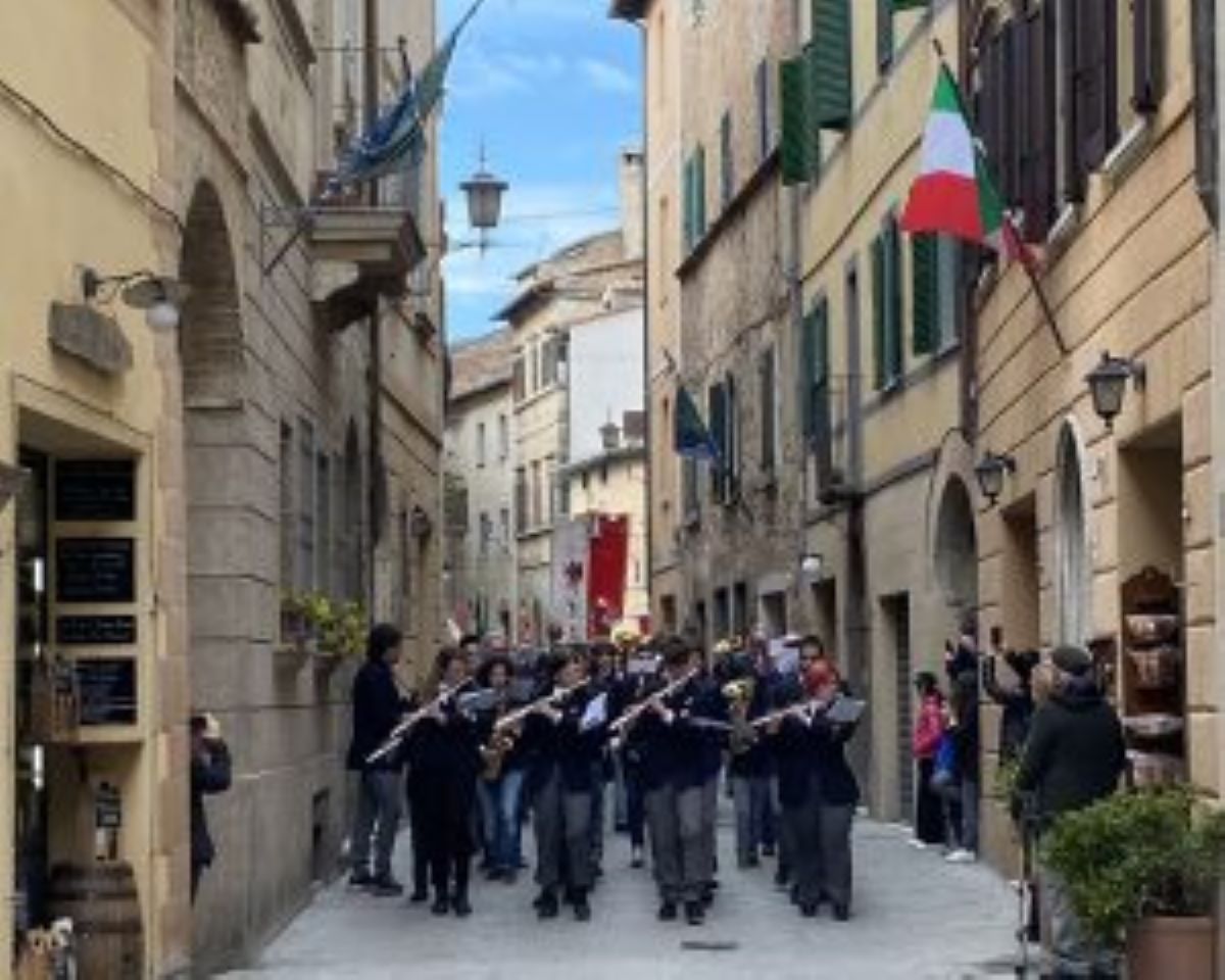 Corteo attraversa le vie di Montepulciano per la celebrazione del 25 Aprile