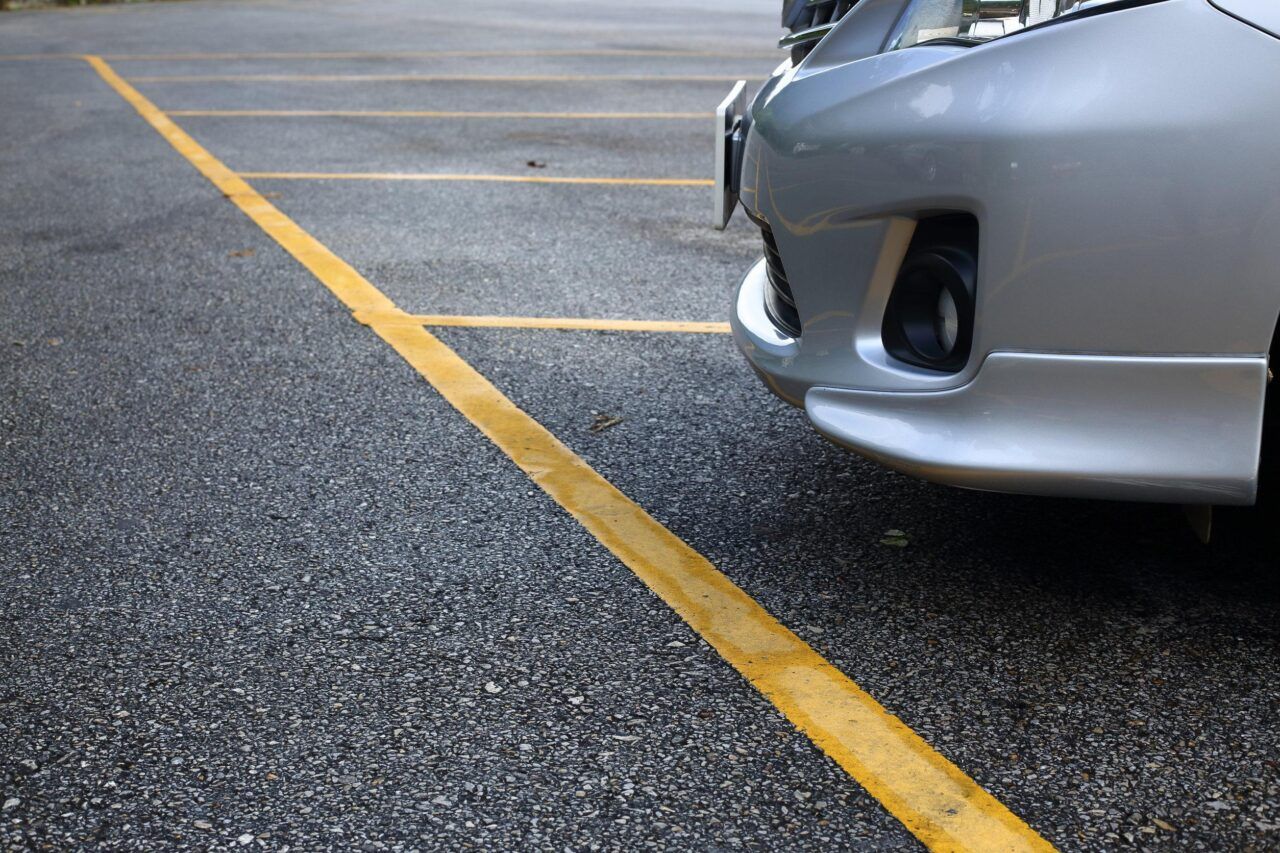 nuovi posti auto con strisce gialle