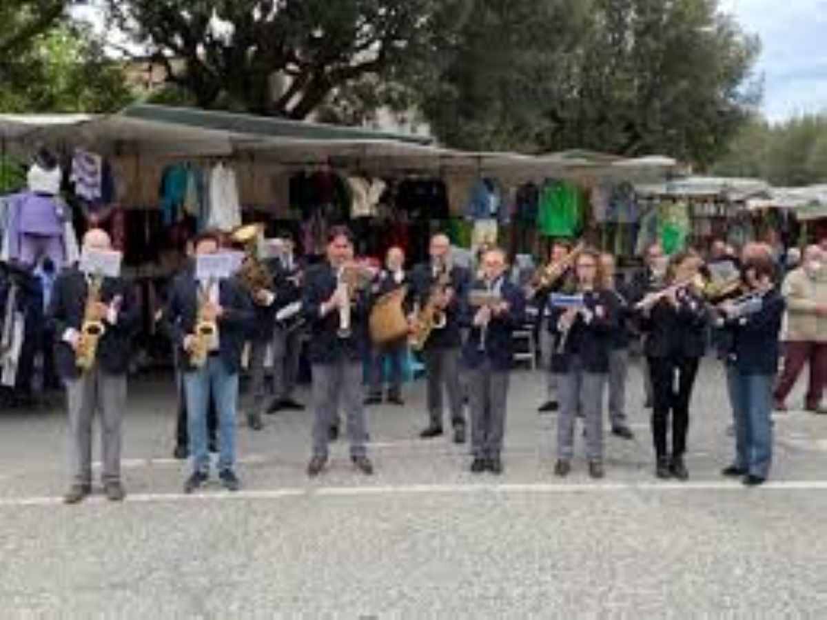 banda poliziana suona in occasione della festa dei lavoratori a Montepulciano